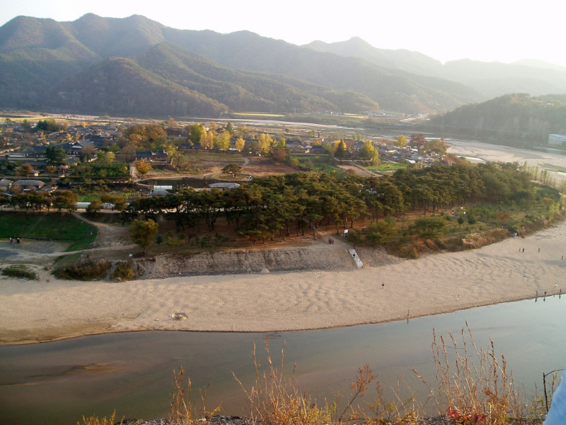 El pueblo Hahoe junto al río en Andong