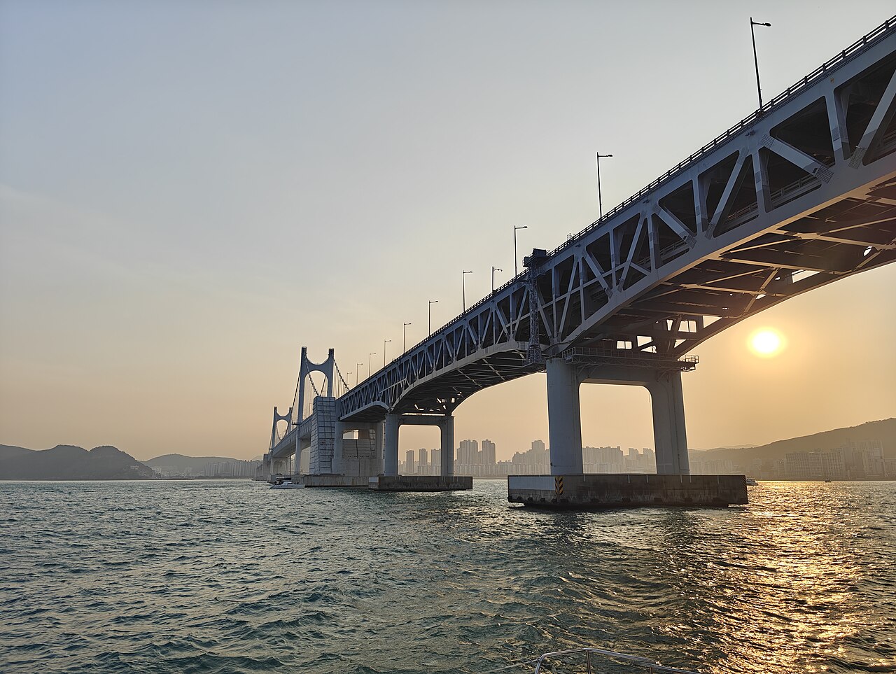 Puente Gwangan y el mar de Busan al atardecer