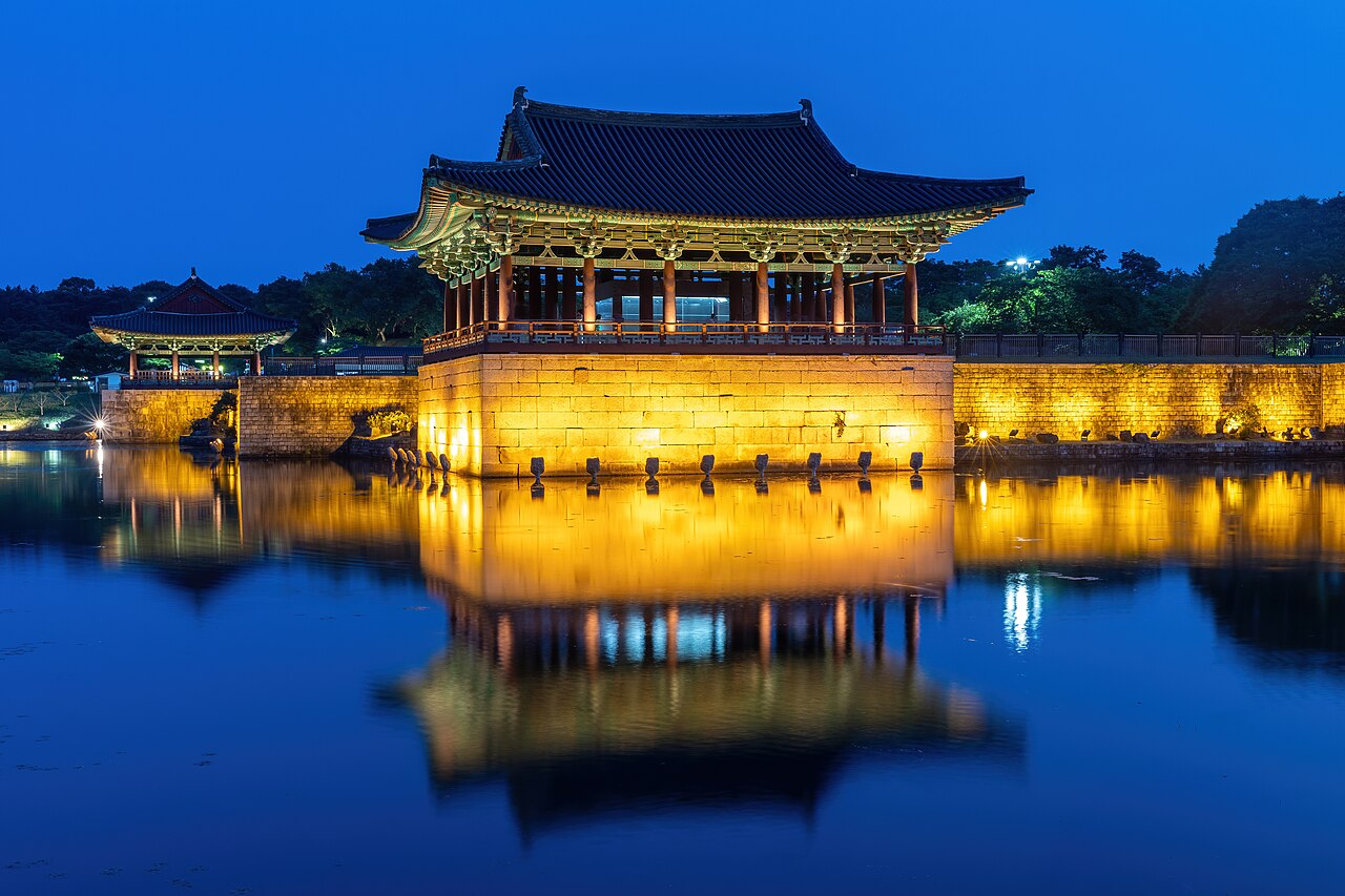 Donggung reflejado en el estanque Wolji al anochecer