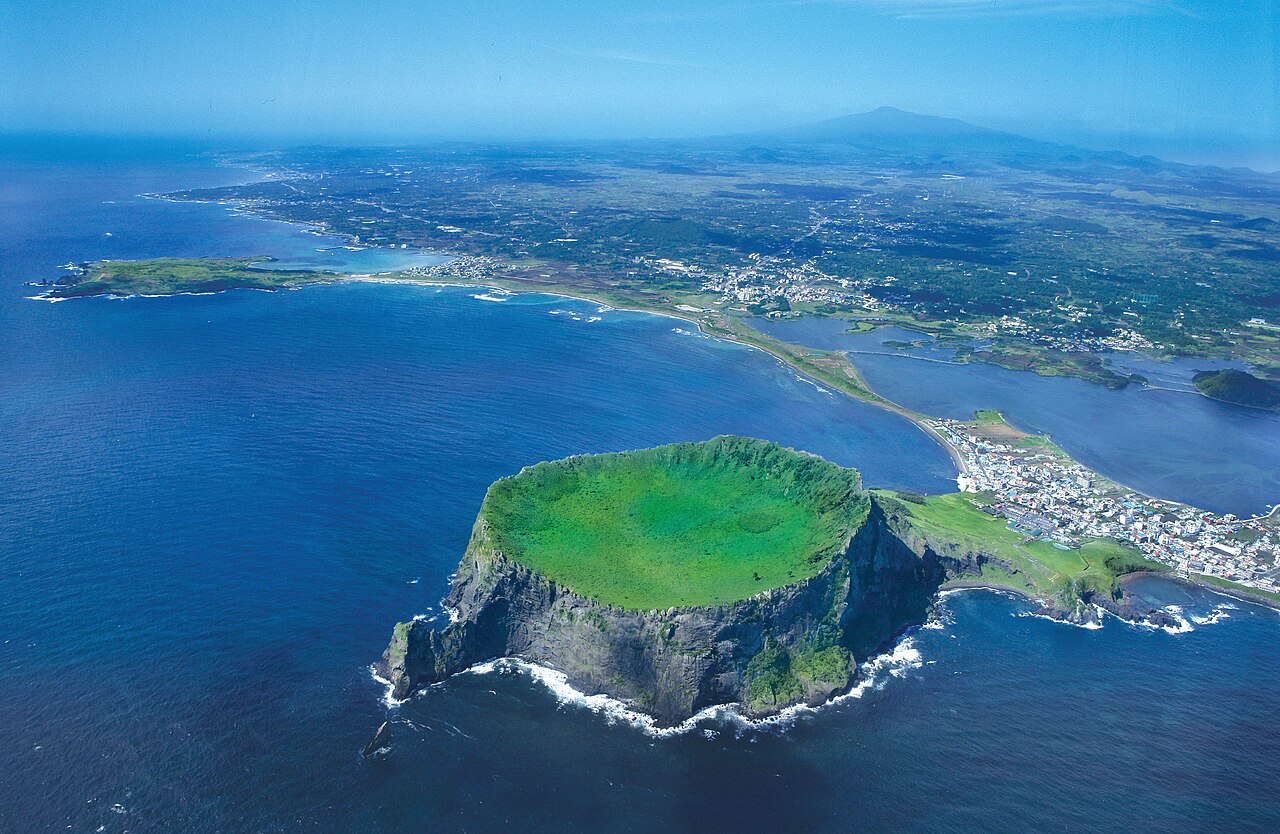 Vista aérea del cráter Seongsan Ilchulbong en Jeju