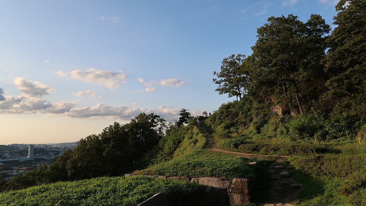 Sendero junto a la muralla de Doksanseong en Osan