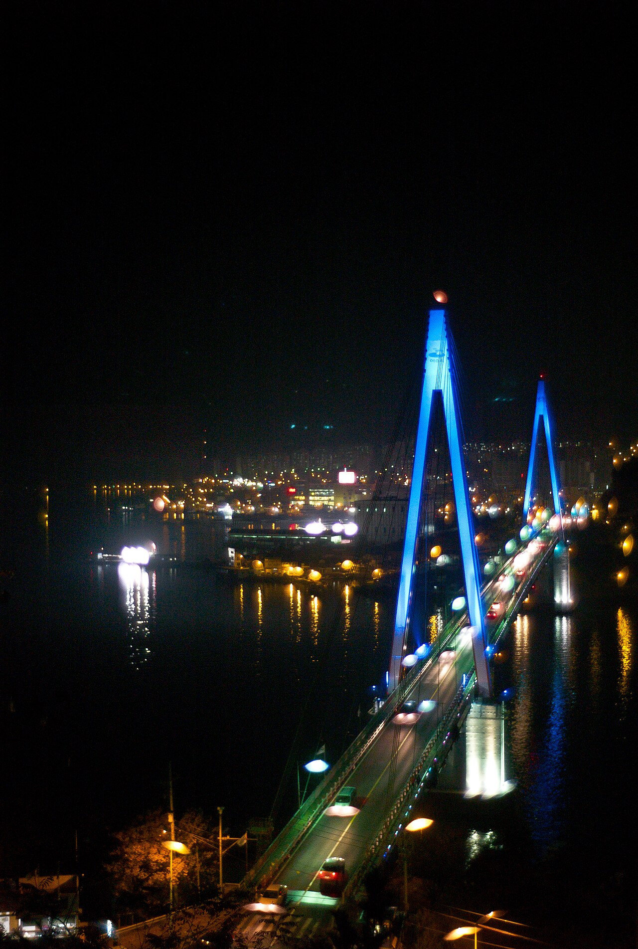 Puente Dolsan iluminado en Yeosu